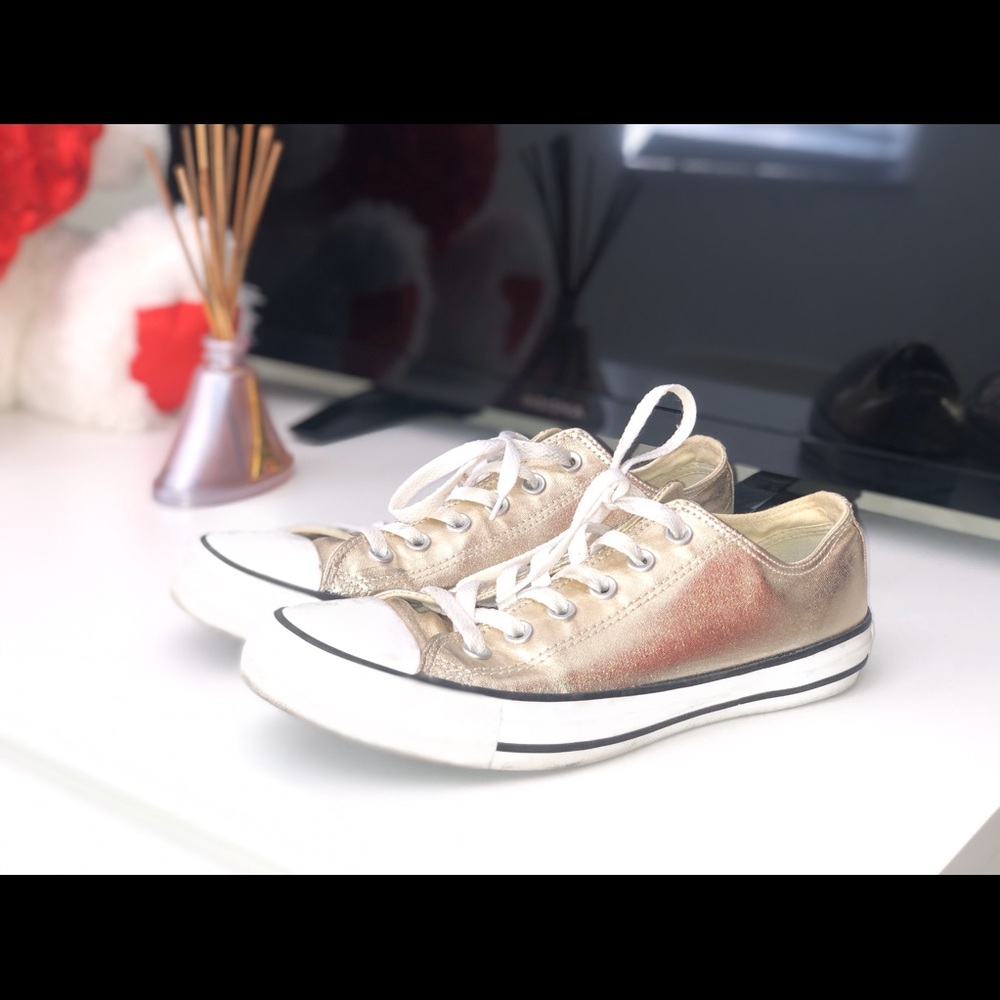 Low Top metallic golden converse size W9